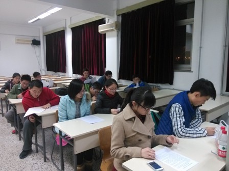 同学们在认真学习会议文件.jpg